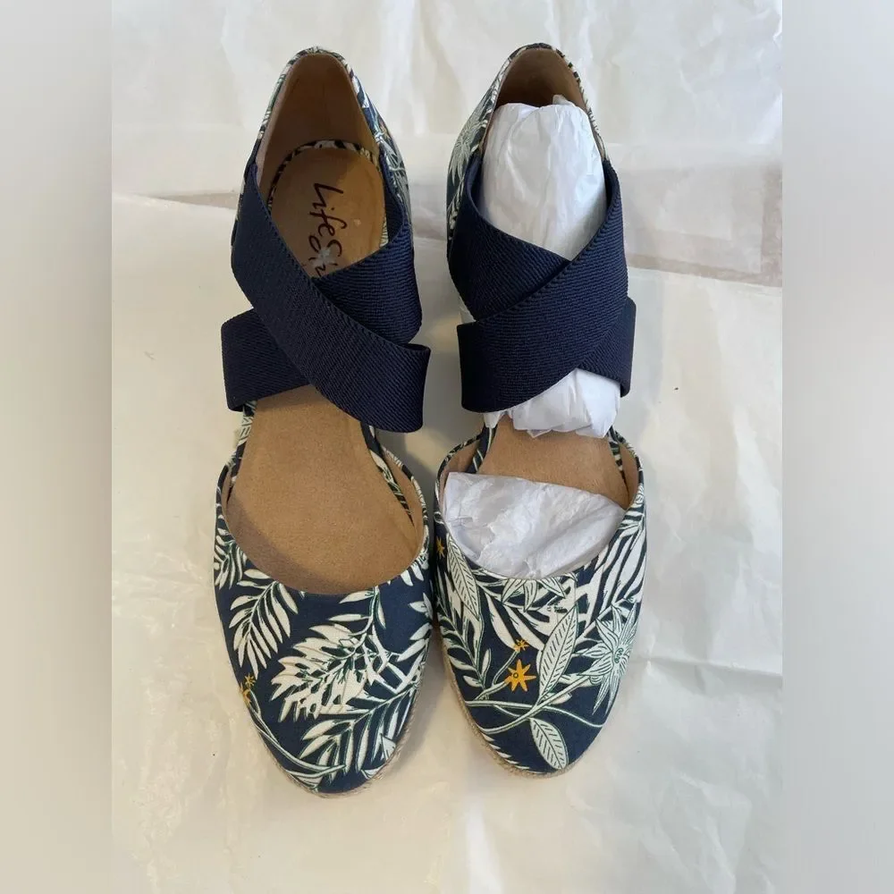 NWOB Life Stride Women's Navy Bold Floral Espadrille Shoes in size 9.5